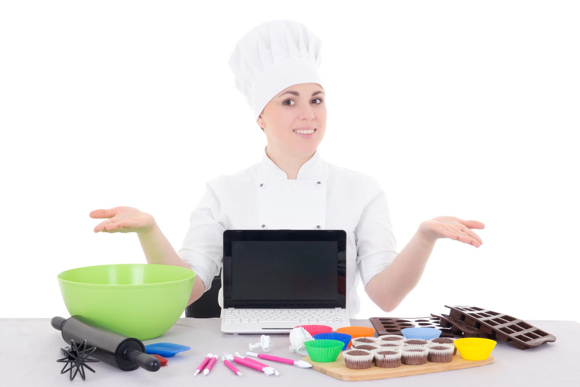 Chef enseñando en masterclass virtual, cámara y cocina